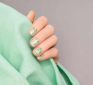 ongle vert pastel