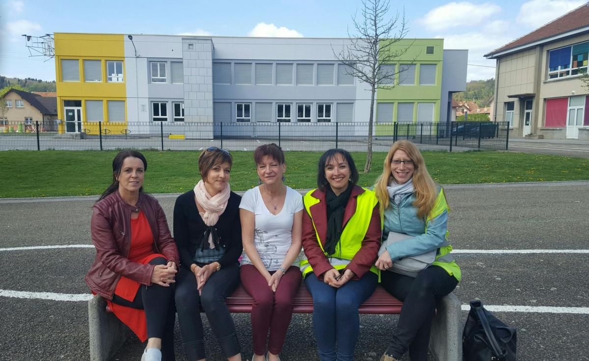 Les collègues de Leslie dans la cour de l'école maternelle de Valentigney