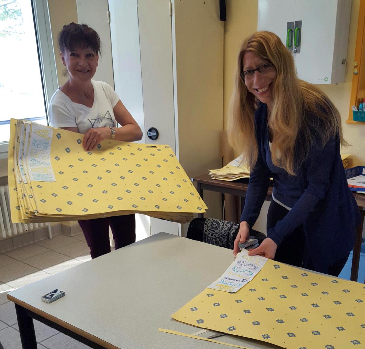 Les collègues de Leslie préparent un atelier pour les enfants de l'école maternelle