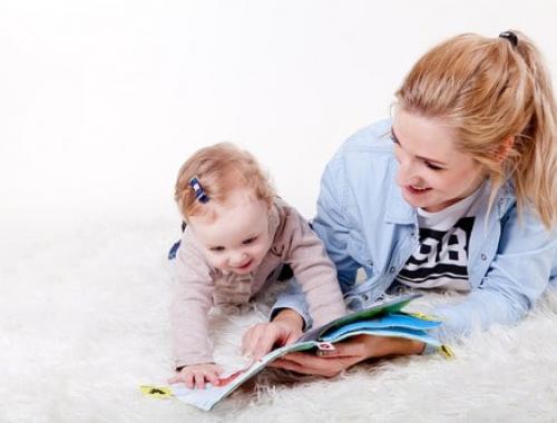 Vous souhaitez devenir assistante maternelle ? Suivez pour cela la formation à distance d'Espace Concours.