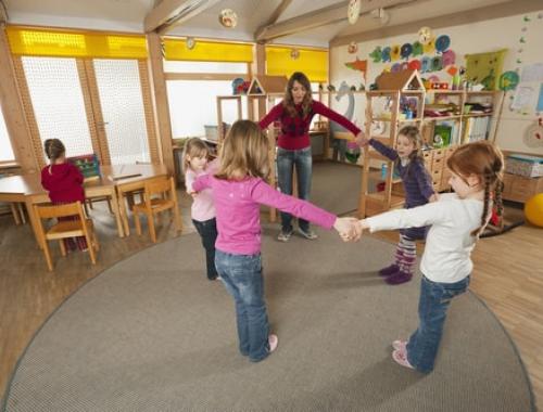 Maltraitance et bientraitance sont des notions fondamentales du nouveau CAP Petite enfance, le CAP Accompagnant éducatif petite enfance (AEPE).