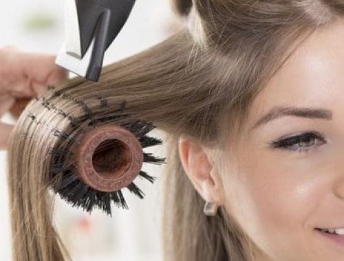 Vous souhaitez tout savoir pour faire un brushing impeccable ? Suivez pour cela la formation CAP Coiffure à distance d'Espace Concours.