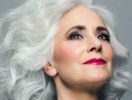 Pour sublimer les cheveux blancs, les professionnels diplômés du CAP Coiffure à distance recourent à des techniques variées.