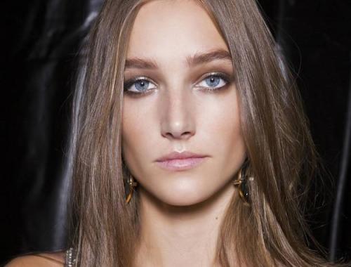 Il est possible de réussir son maquillage du Nouvel An sans pour autant suivre une formation en esthetique.