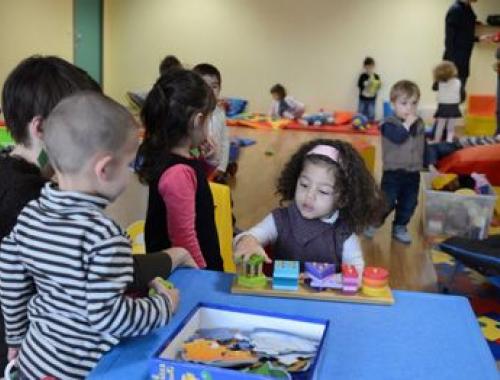 Suivez la formation petite enfance d'Espace Concours, le CAP Accompagnant Educatif Petite Enfance (CAP AEPE) à distance.
