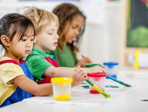 Devenez professionnels de la petite enfance en suivant la formation CAP AEPE par correspondance d'Espace Concours ou la préparation du concours Atsem.