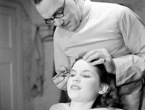 Les hommes peuvent se former à domicile à l'univers de l'esthétique avec la formation à distance au CAP Esthetique cosmétique d'Espace Concours.