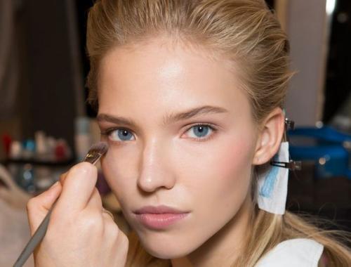 Pour savoir faire tenir son maquillage du matin jusqu’au soir, vous pouvez faire une formation esthétique avec Espace Concours notamment au CAP Esthétique Cosmétique Parfumerie.
