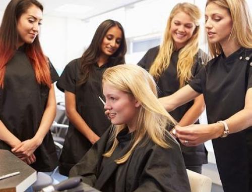 Préparez-vous au CAP Coiffure par correspondance avec Espace Concours.