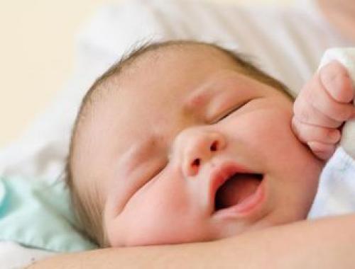 Pour éviter la mort inattendue du nourrisson (MIN), il faut coucher absolument l'enfant sur le dos, une bonne pratique parmi tant d'autres au coeur du programme du nouveau CAP Petite enfance, le CAP AEPE.
