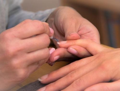 Laissez-vous tenter par la formation ongulaire à distance d'Espace Concours pour devenir prothésiste ongulaire.