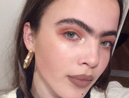 La jeune mannequin, Scarlett Costello a fait le buzz avec son monosourcil.