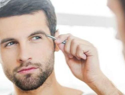 Les hommes sont de plus en plus demandeurs de sourcils nickels, pas d'inquiétude, vous maîtriserez la technique en suivant attentivement les cours du CAP Esthétique, cosmétique, parfumerie.