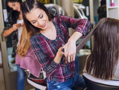 Un CAP Coiffure peut être une première étape pour un jour ouvrir son propre salon de coiffure.
