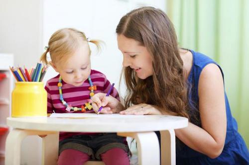 Suivez la formation assistante maternelle à distance d'Espace Concours.