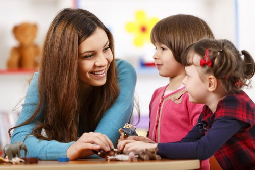 Avec le CAP Accompagnant éducatif petite enfance (AEPE), une assistante maternelle pourra aller travailler en crèche si elle le souhaite au cours de sa vie professionnelle