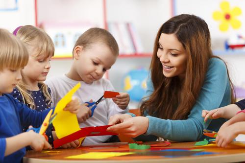 Reconversion professionnelle : Assistante maternelle ou Atsem, quelles  différences