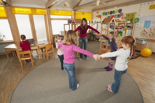 Maltraitance et bientraitance sont des notions fondamentales du nouveau CAP Petite enfance, le CAP Accompagnant éducatif petite enfance (AEPE).