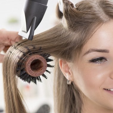 Vous souhaitez tout savoir pour faire un brushing impeccable ? Suivez pour cela la formation CAP Coiffure à distance d'Espace Concours.