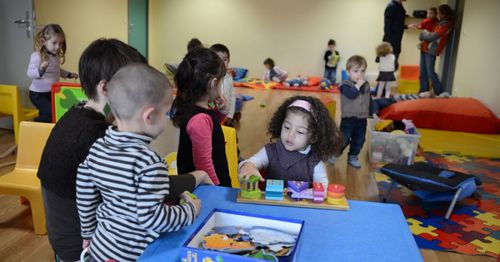 Suivez la formation petite enfance d'Espace Concours, le CAP Accompagnant Educatif Petite Enfance (CAP AEPE) à distance.