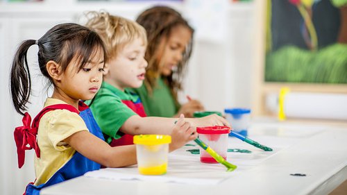 Devenez professionnels de la petite enfance en suivant la formation CAP AEPE par correspondance d'Espace Concours ou la préparation du concours Atsem.