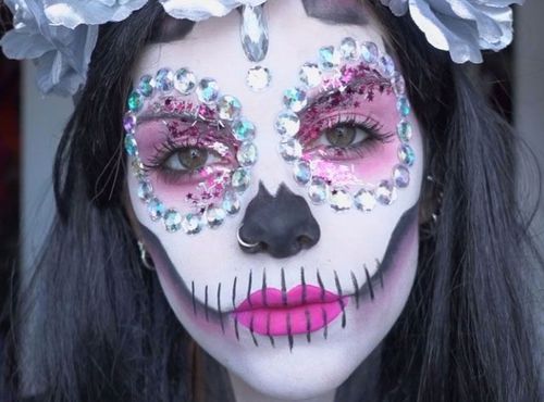 Le skeleton mania est une des tendances pour le maquillage d'halloween. Le maquillage est une de vos passions, pourquoi ne pas vous lancer dans la préparation du CAP Esthétique, cosmétique, parfumerie.