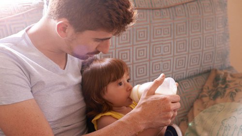 Des métiers de la petite enfance revalorisés avec le CAP AEPE seront plus attractifs pour les homme en offrant plus de débouchés.