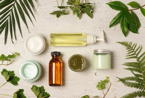 Pour avoir l'expertise pour vendre des cosmétiques naturels de qualité, il est conseillé d'être diplômé du CAP Esthétique cosmétique parfumerie.