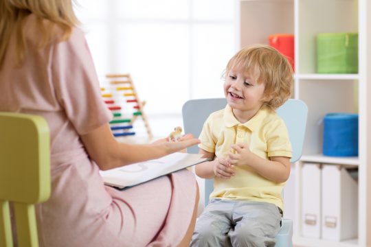 L'ATSEM a un rôle important au sein d'une école maternelle et assiste l'enseignant au quotidien auprès des enfants.