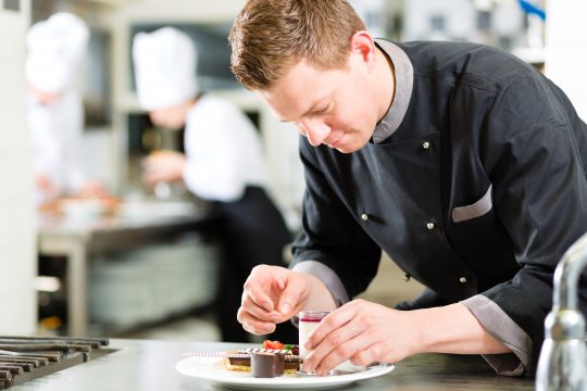 Il est recommandé d'obtenir le CAP Pâtissier afin d'évoluer dans le domaine de la pâtisserie plus facilement.