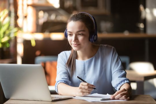 Une apprenante prépare son CAP AEPE à distance grâce à une plateforme e-learning.