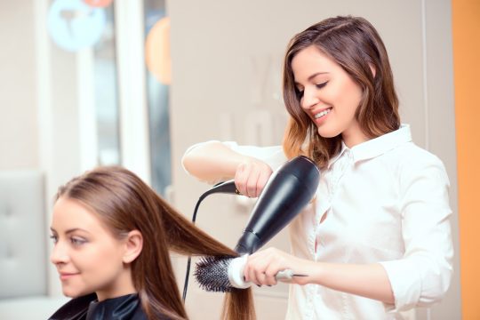 Les stages en milieu professionnel permettent de se forger une expérience dans la coiffure.