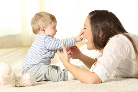 Une assistante maternelle avec un enfant en bas âge.