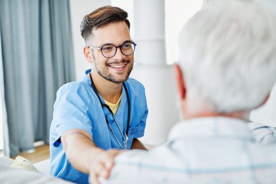 On vous explique tout sur comment devenir assistant médical.