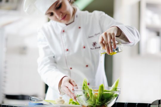 Se reconvertir dans la restauration, c'est possible avec la formation au CAP Cuisine.