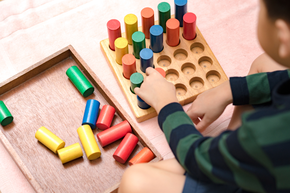 enfant jouant à des jeux en bois