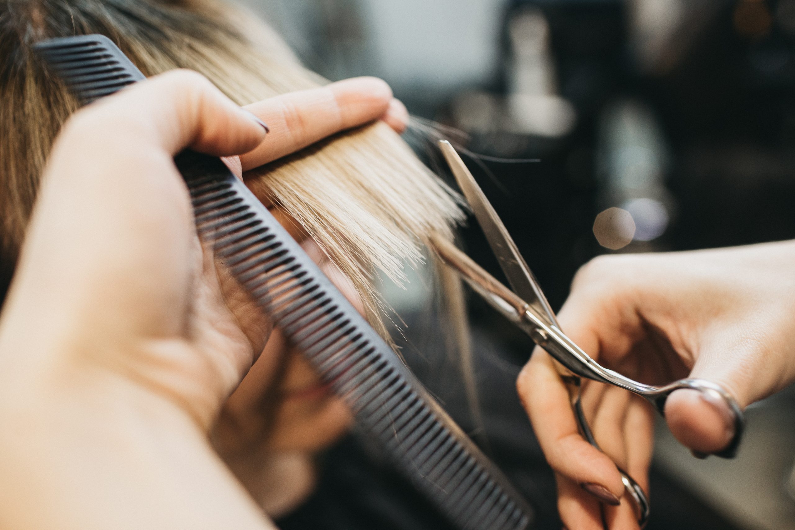 Le recrutement en coiffure manque de candidats.