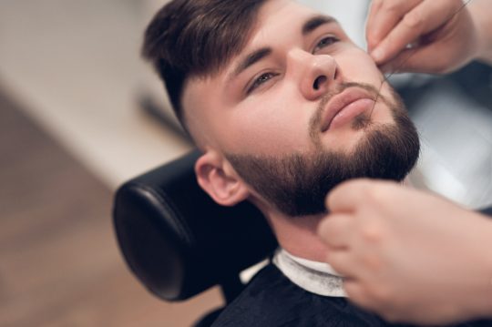 L'épilation au fil est idéale pour dessiner la ligne de barbe.