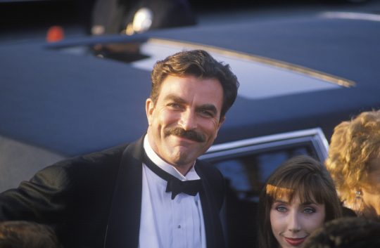 L'acteur Tom Selleck une moustache chevron.