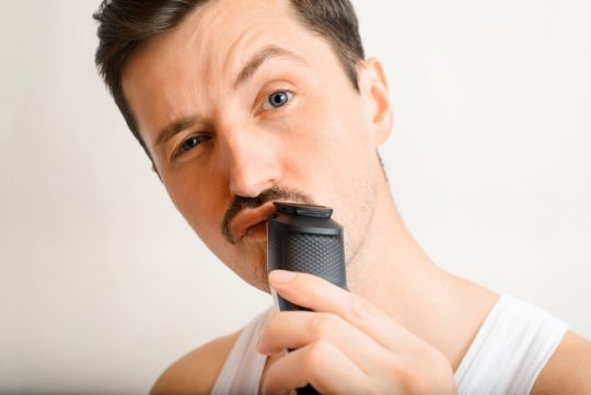 La moustache classique est un type de moustache facile à porter et à assumer !