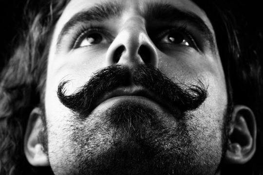 Un homme avec une belle moustache guidon.