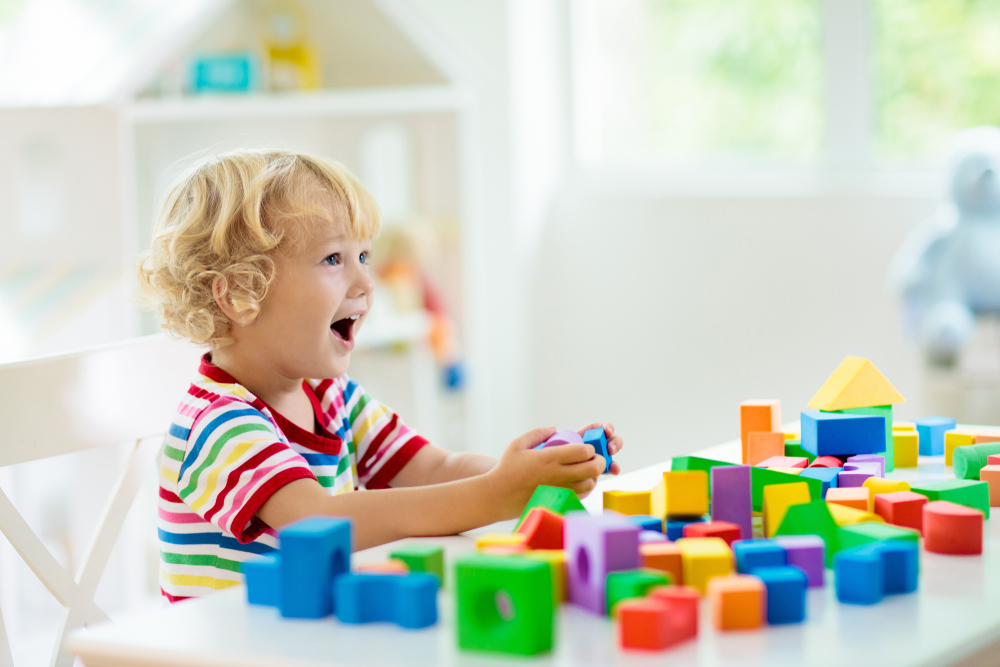 enfant jouant à des blocs