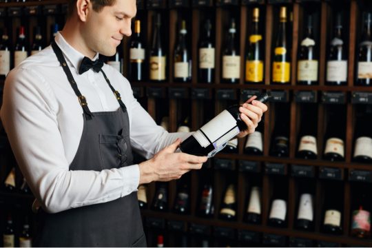 Le caviste choisit des bouteilles pour ses clients