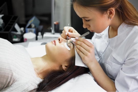 Livre pratique de maquillage: Tableaux des visages de base pour pratiquer  le maquillage & la coloration pour les enfants et les jeunes maquilleurs