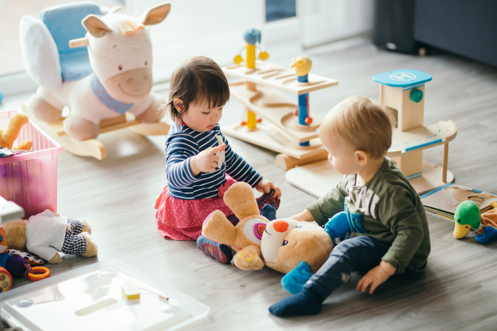 enfants jouant à la crèche