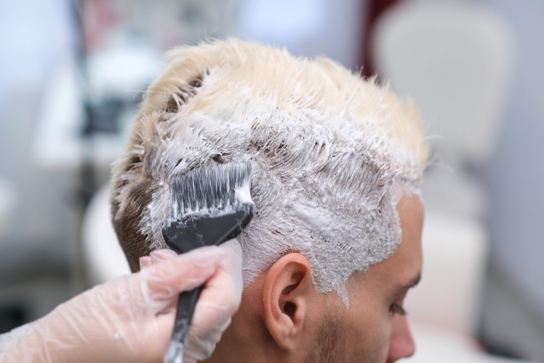 Ce qu'il faut savoir avant de se faire une décoloration des cheveux