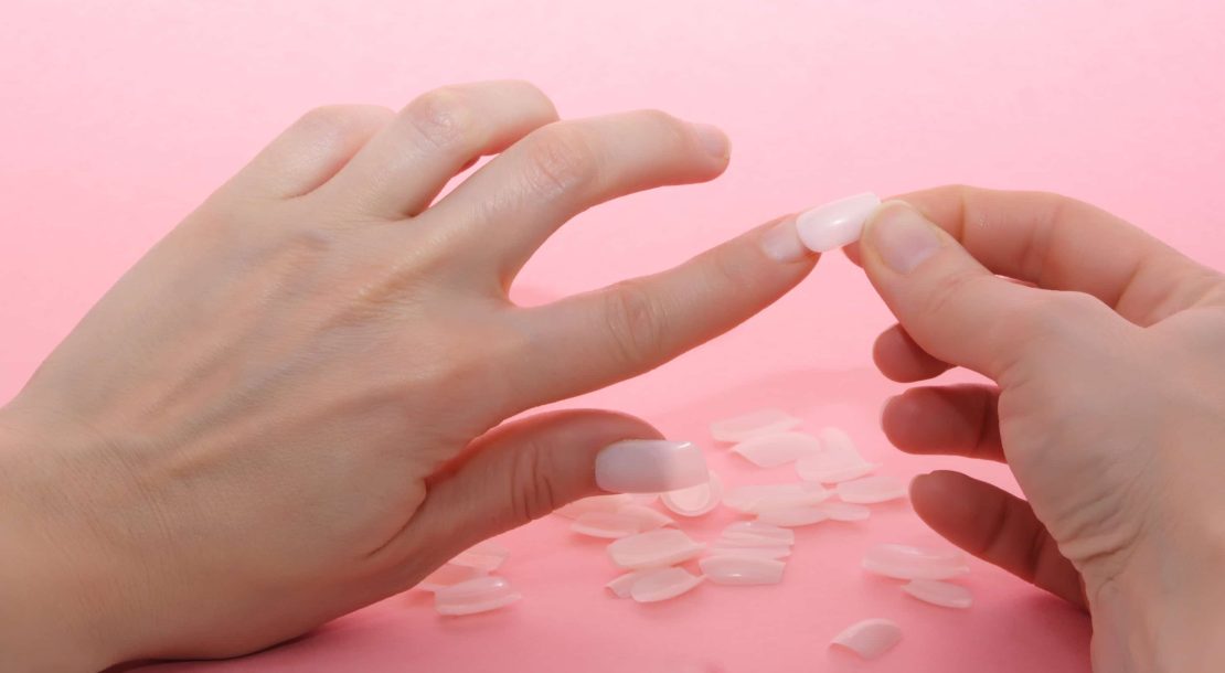 Faux ongles gel ou résine