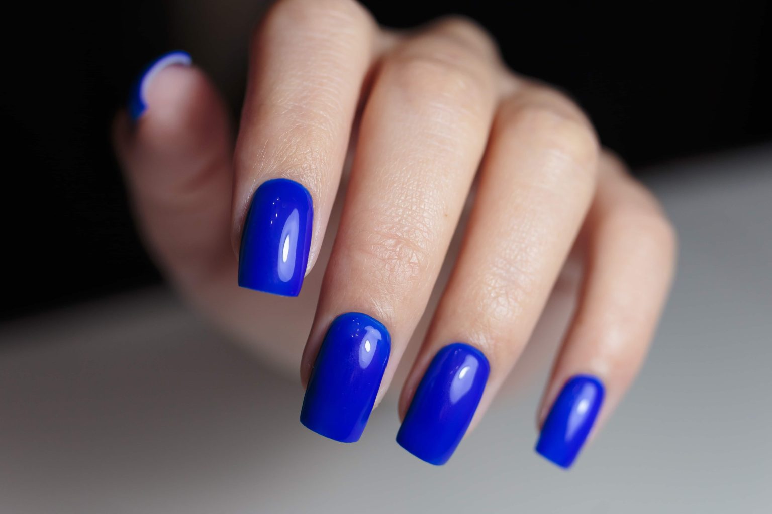 Des Ongles Bleu Électrique pour un Look Survolté