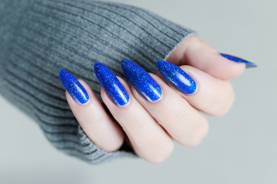 Des Ongles Bleu Électrique pour un Look Survolté