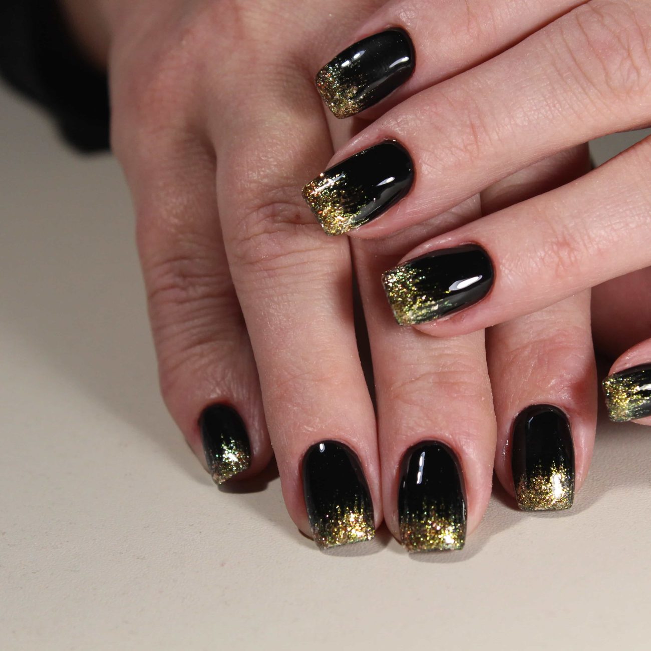 Nail Art Noir et Or Idées de Manucure